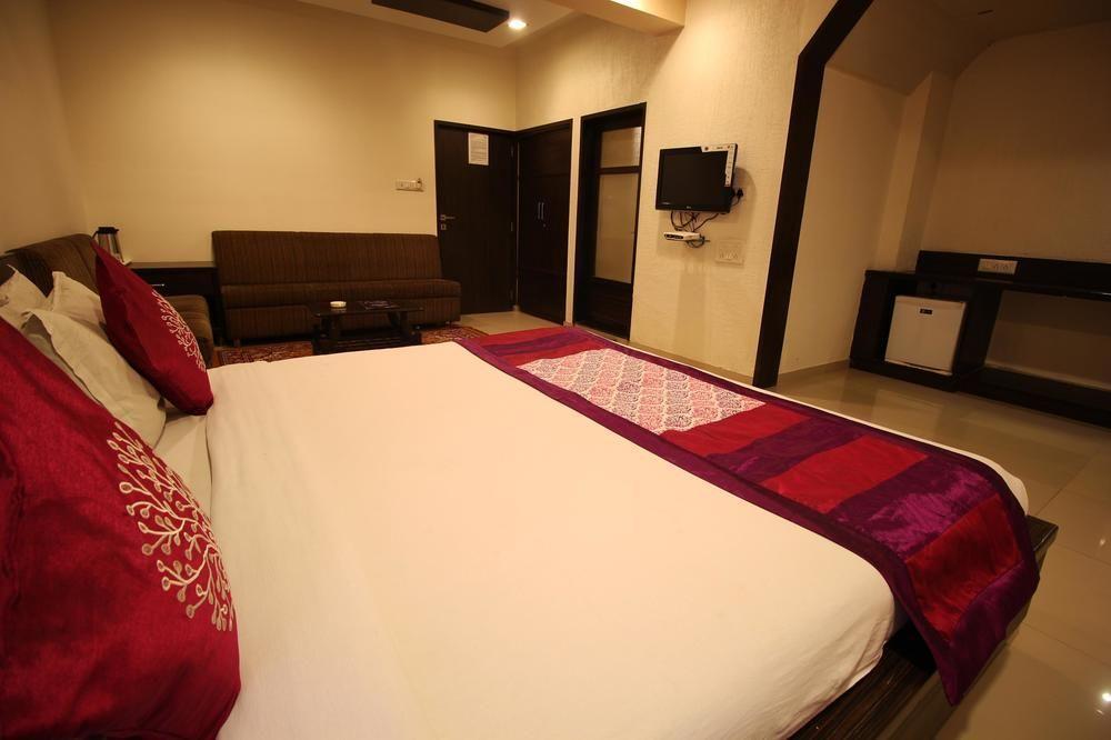 Hotel Oyo Premium Law Garden C G Road Ahmadábád Exteriér fotografie