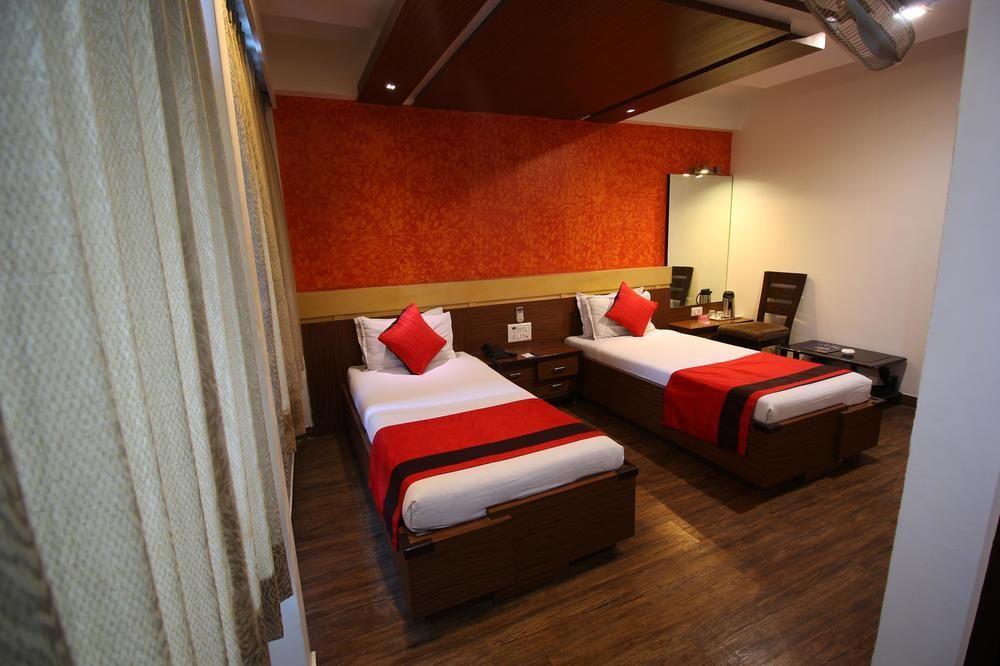 Hotel Oyo Premium Law Garden C G Road Ahmadábád Exteriér fotografie